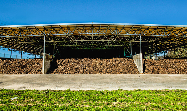 Cantiere ambientale di Acea Ambiente con mezzi pesanti in attività