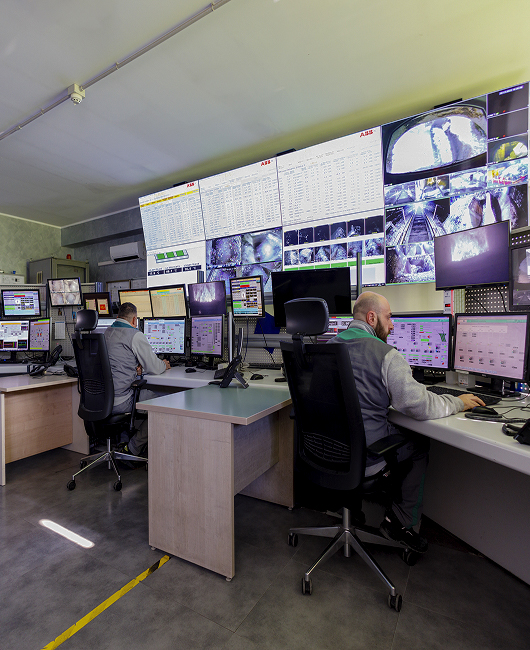 Operatori di Acea Ambiente al lavoro davanti a numerosi monitor in una sala di controllo di un impianto di termovalorizzazione