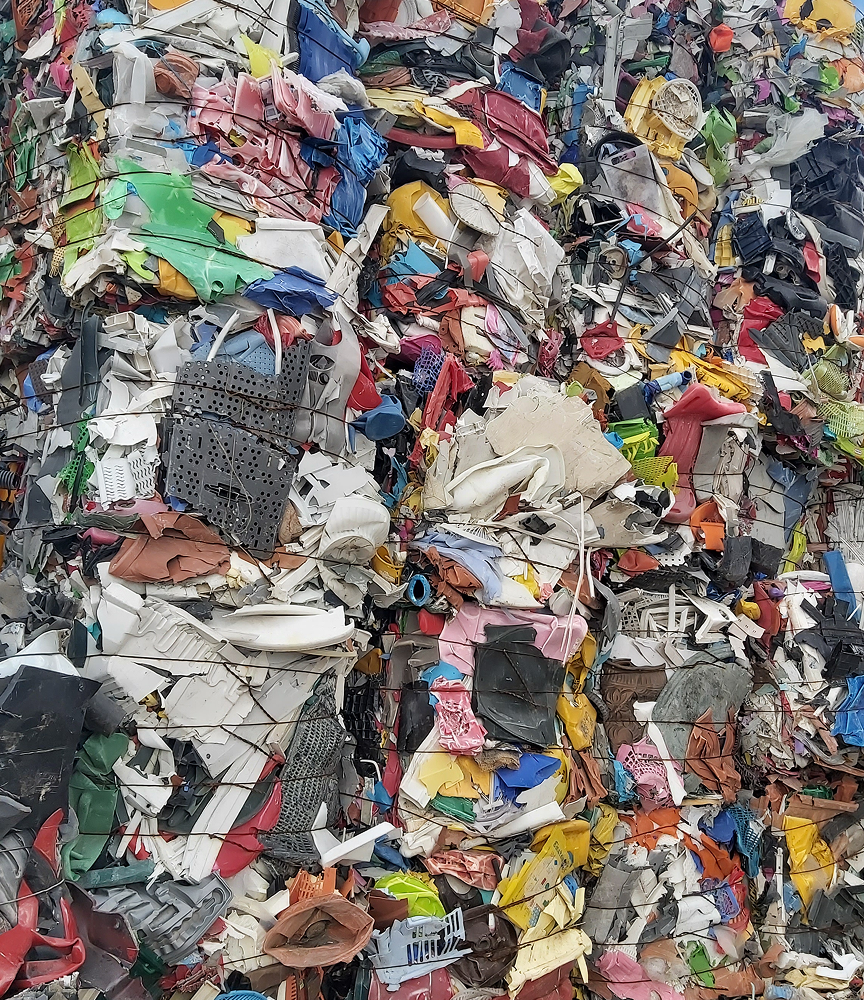 Bottiglie e oggetti in plastica su nastro trasportatore
