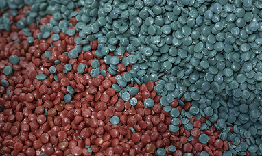 Granuli di plastica riciclata di diversi colori