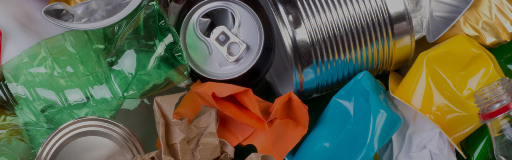Rifiuti riciclabili misti tra cui plastica, lattine, carta e metallo pronti per la raccolta differenziata