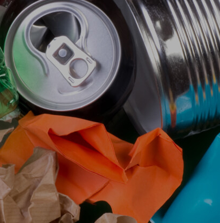 Rifiuti riciclabili misti tra cui plastica, lattine, carta e metallo pronti per la raccolta differenziata